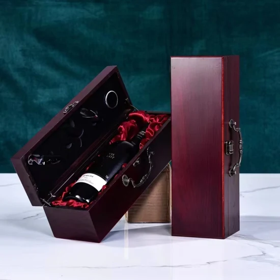 Lussuosa scatola per vino in legno con gli strumenti